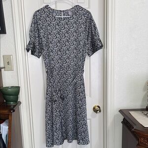 H&M • Women’s short sleeve  floral Dress • Size Large